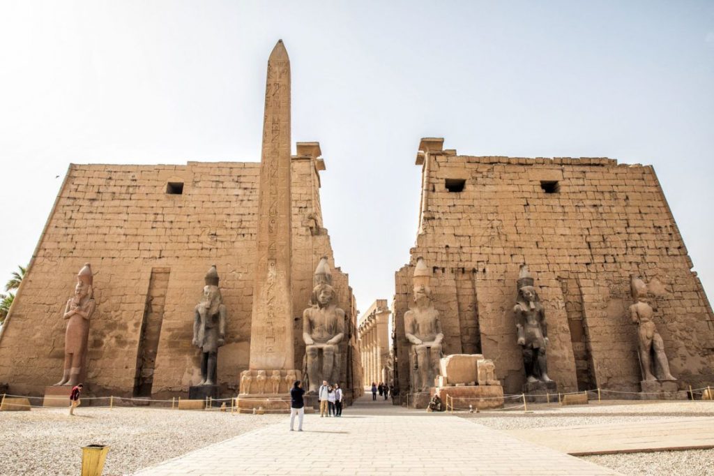 Храм посвящен трем божествам древнего Египта – Амону, Мут, и Хонсу