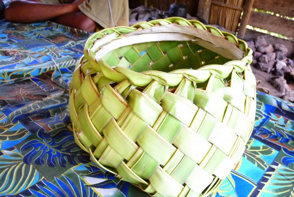 Корзина из пальмовых листьев - традиционный сувенир из Сивы