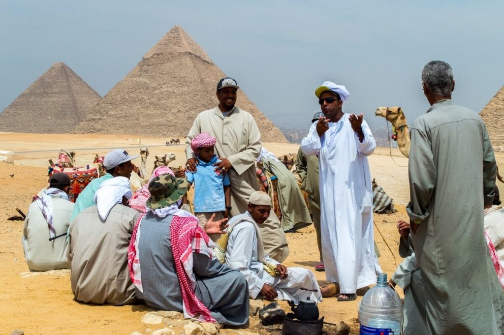 Египет местные жители пирамиды