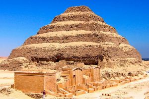Ступенчатая пирамида Джосера в Саккаре - самая первая пирамида, построенная в Сахаре