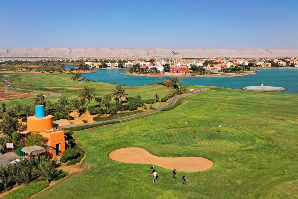 Эль Гуна курорт Египет гольф поле море