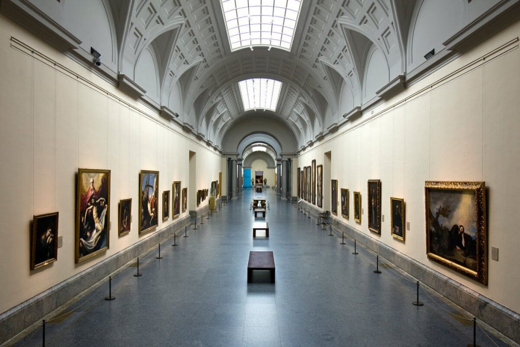 В залах выставлено более 3000 картин