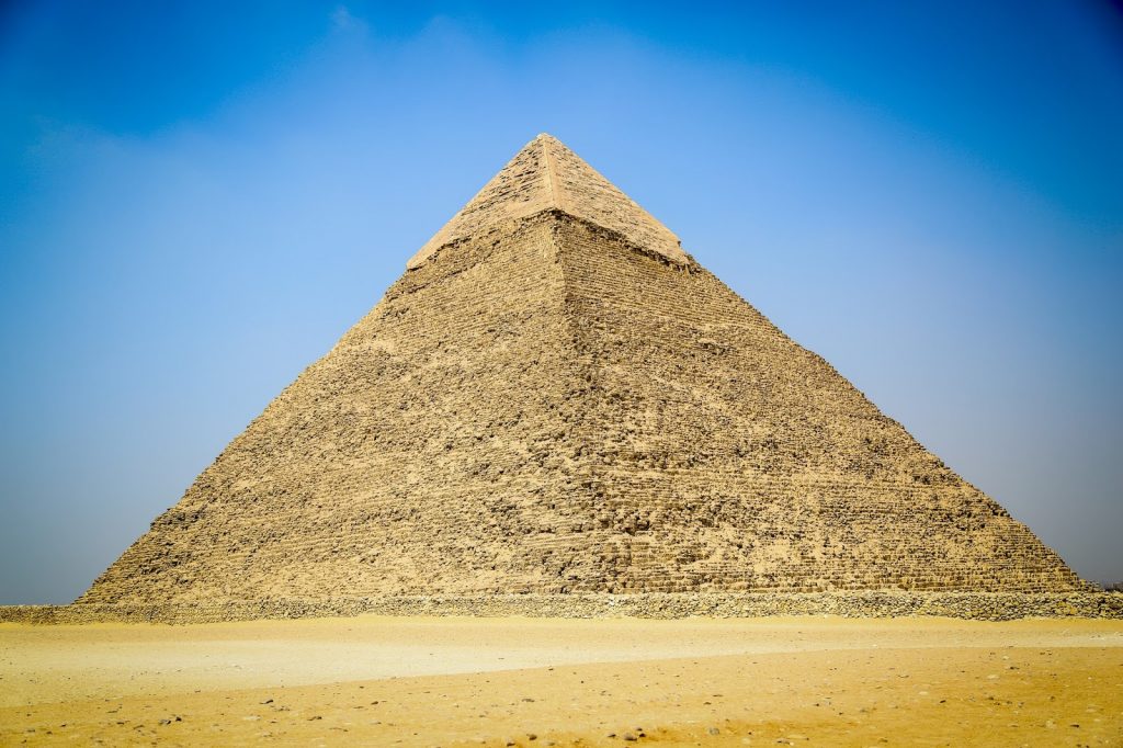 Пирамида Хеопса самая большая из трех