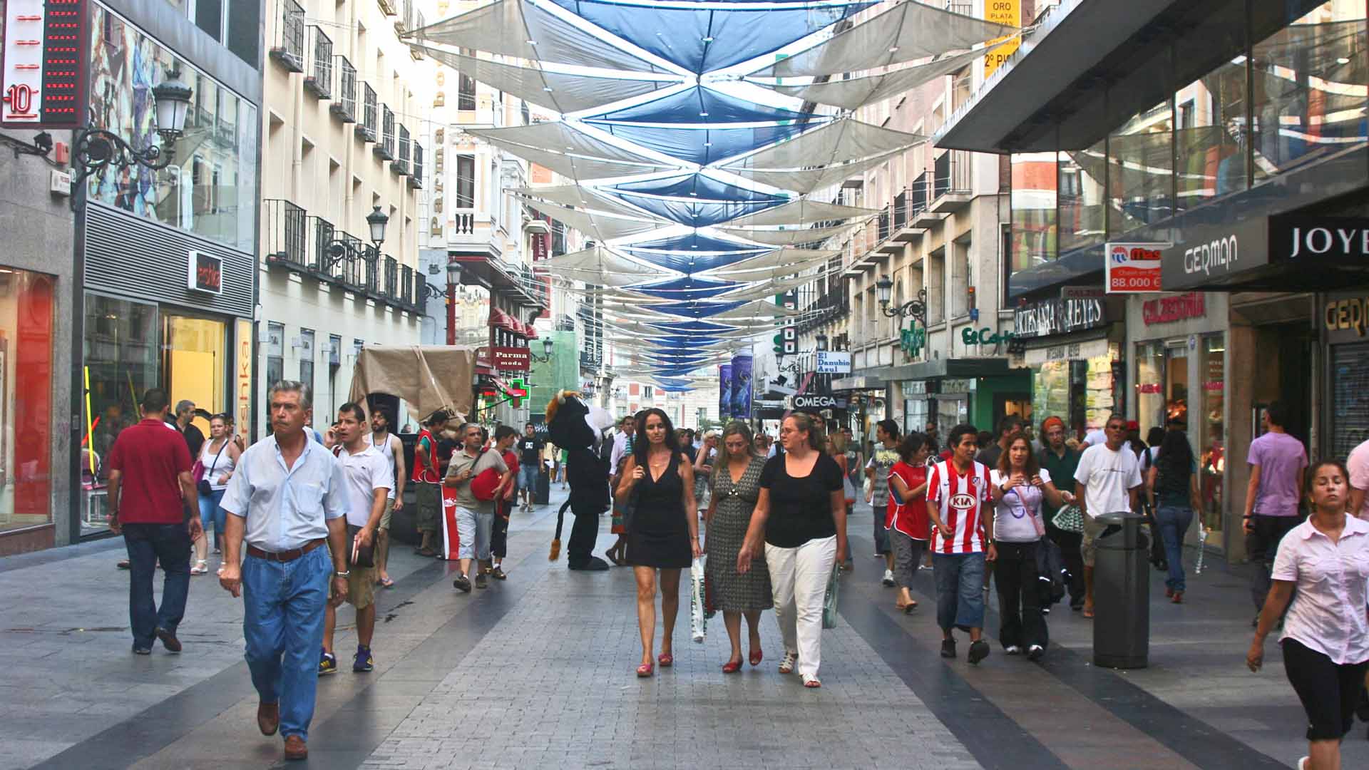 Shops and shopping in great. Мадрид торговая улица. Барселона улица с бутиками. Мадрид улицы и торговые центры. Испания люди на улице.