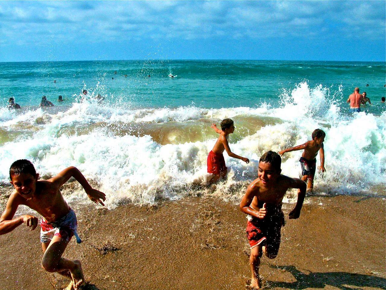 дети на пляже купаются
