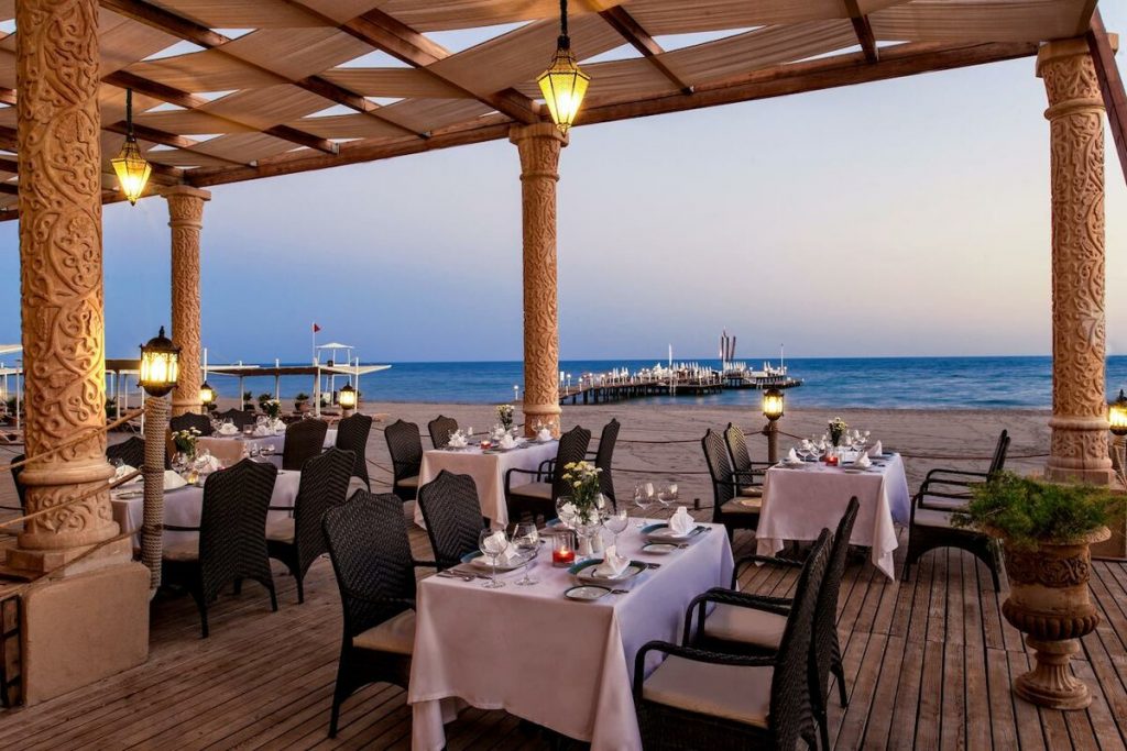 ресторан на берегу море Турция