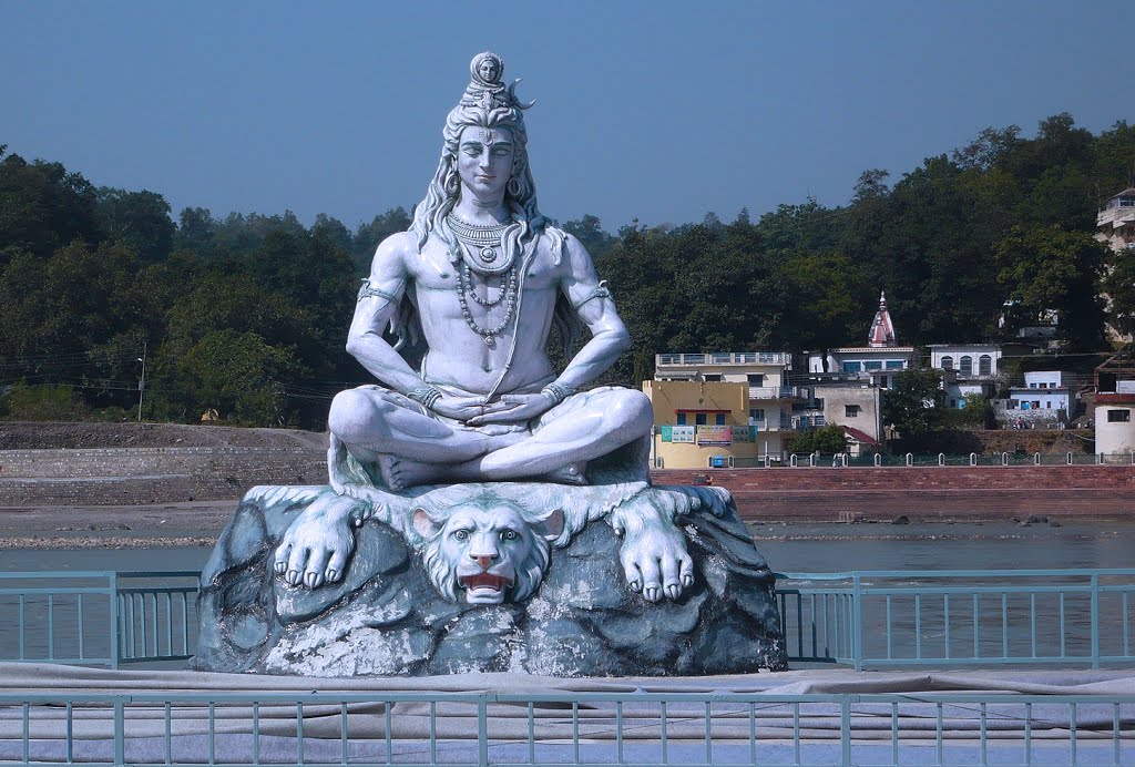 Белая статуя Шивы Индия