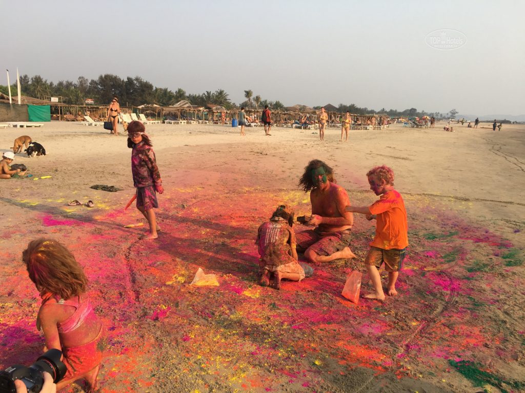 Фестиваль красок Холи на Морджиме Гоа Индия