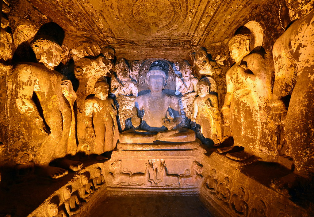 монастырь в пещерах Аджанта стены роспись Индия
