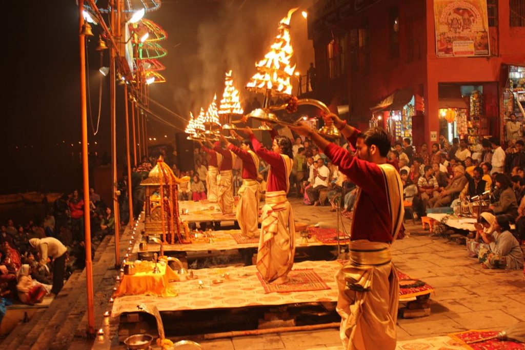 Ритуал на гхате Дашашвамедх Индия