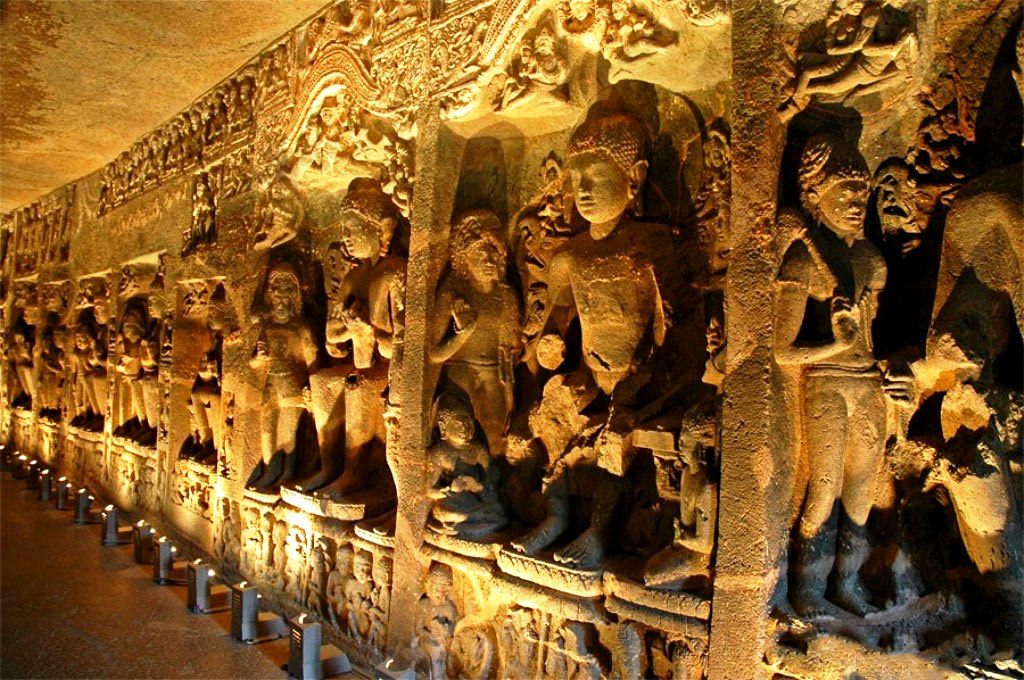 монастырь в пещерах Аджанта роспись на стенах Индия